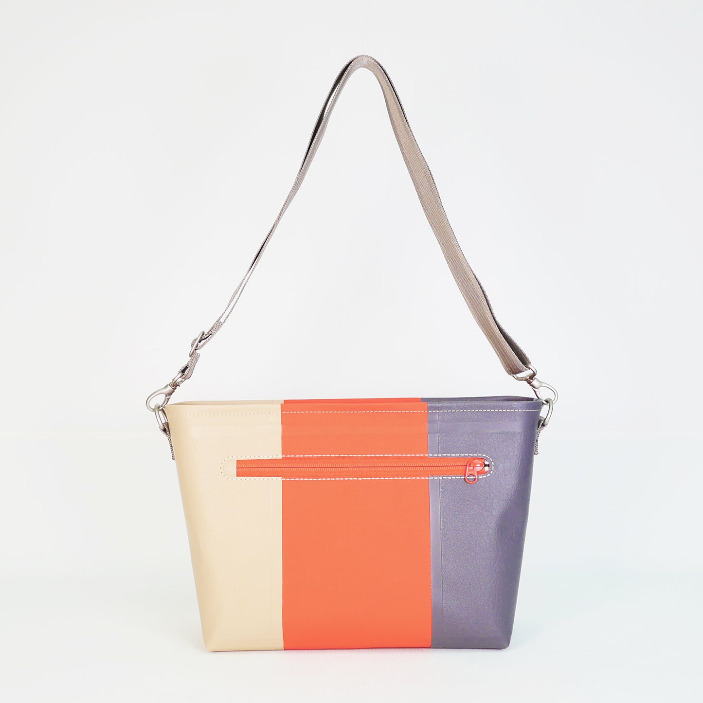 ベージュ、オレンジ、グレーの切り返しPVCコーティングポリエステル製ショルダーバッグ背面。縫製箇所を極力減らした高周波ウェルダー形成による耐水・防水仕様。