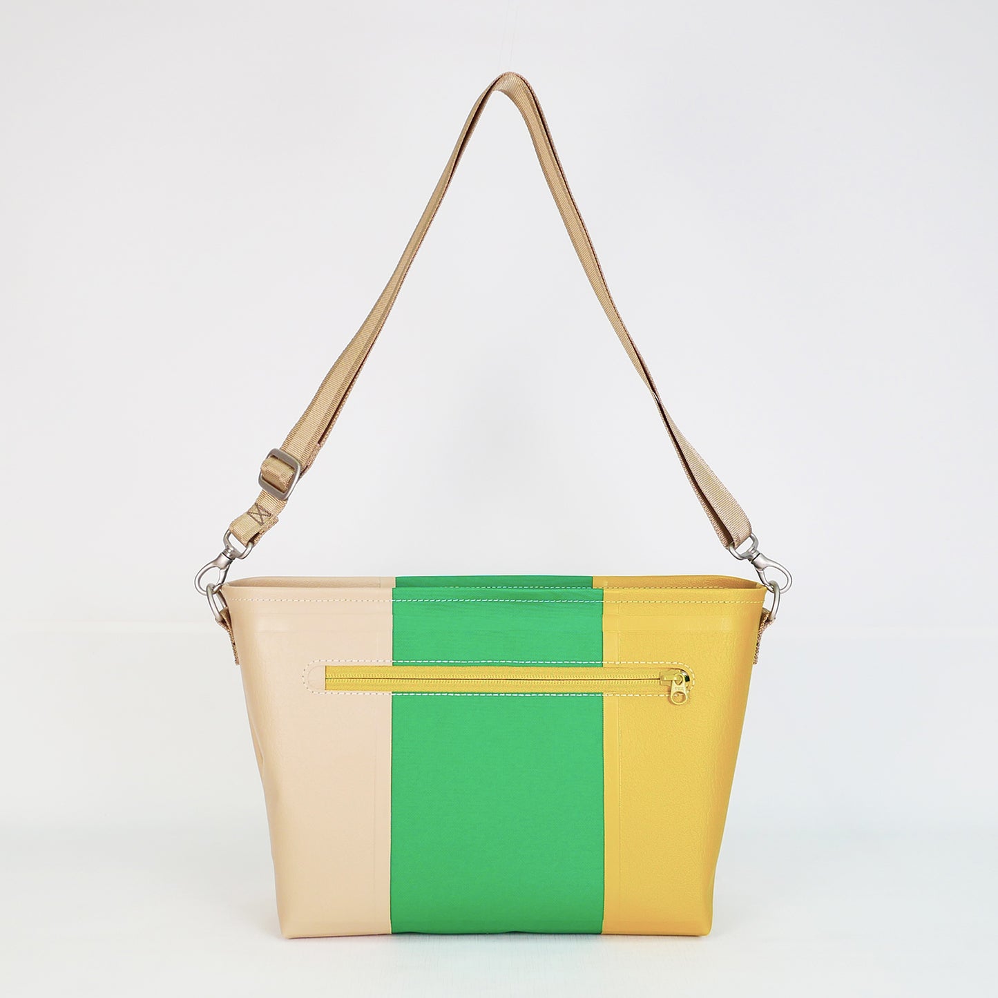 ベージュ、グリーン、イエローの切り返しPVCコーティングポリエステル製ショルダーバッグ背面。縫製箇所を極力減らした高周波ウェルダー形成による耐水・防水仕様。