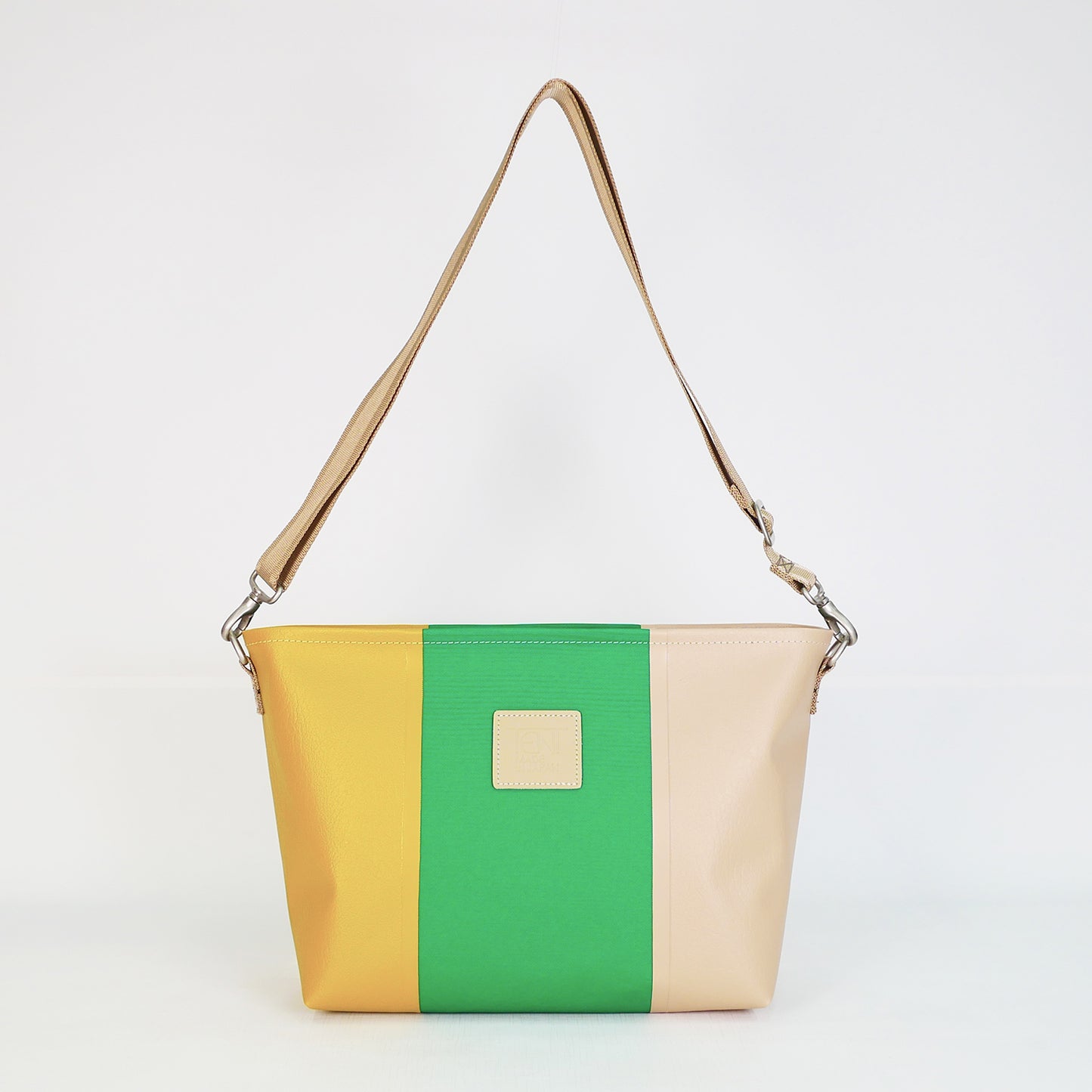 イエロー、グリーン、ベージュの切り返しPVCコーティングポリエステル製ショルダーバッグ正面。上幅35cm×高さ21.5cm×マチ12cm、重さ435g。高周波ウェルダー加工による防水構造、日本製アップサイクル素材を使用。