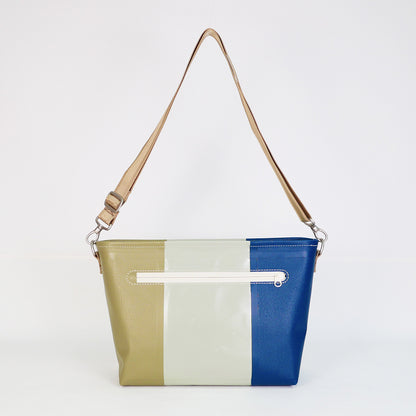 カーキ、ワサビ色、ネイビーの切り返しPVCコーティングポリエステル製ショルダーバッグ背面。縫製箇所を極力減らした高周波ウェルダー形成による耐水・防水仕様。