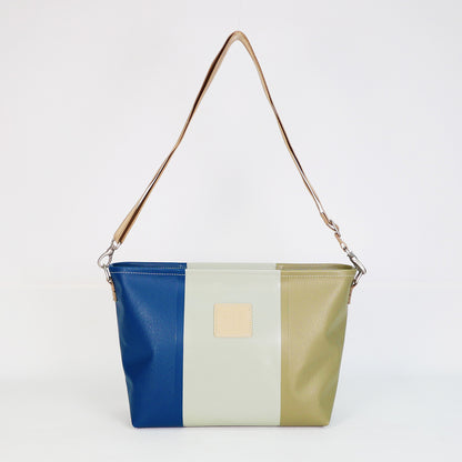 ネイビー、ワサビ色、カーキの切り返しPVCコーティングポリエステル製ショルダーバッグ正面。上幅35cm×高さ21.5cm×マチ12cm、重さ435g。高周波ウェルダー加工による防水構造、日本製アップサイクル素材を使用。