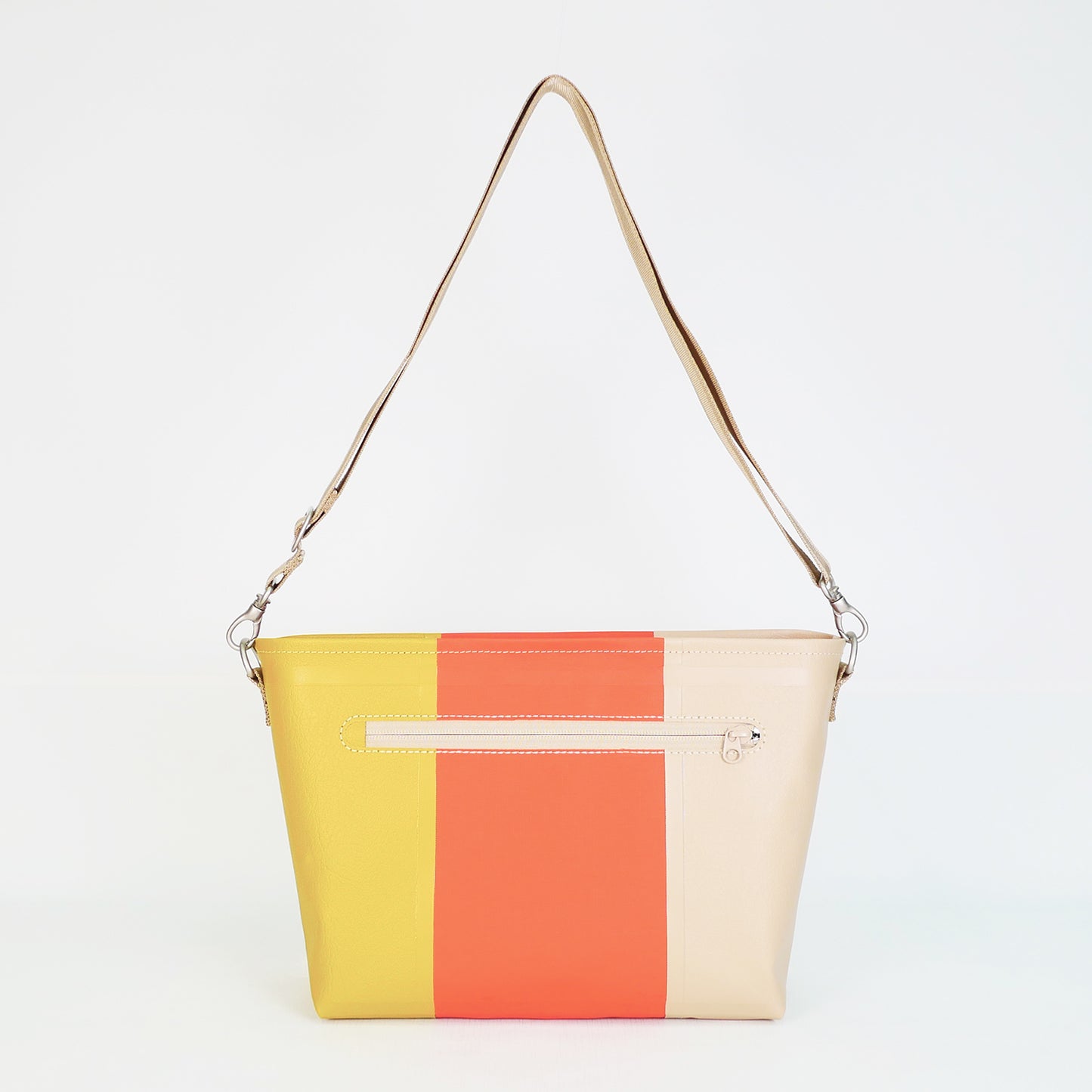 イエロー、オレンジ、ベージュの切り返しPVCコーティングポリエステル製ショルダーバッグ背面。縫製箇所を極力減らした高周波ウェルダー形成による耐水・防水仕様。