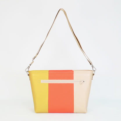 イエロー、オレンジ、ベージュの切り返しPVCコーティングポリエステル製ショルダーバッグ背面。縫製箇所を極力減らした高周波ウェルダー形成による耐水・防水仕様。