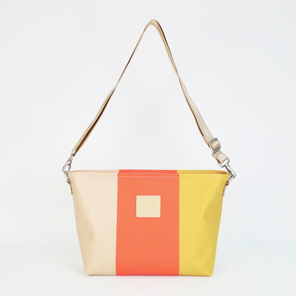ベージュ、オレンジ、イエローの切り返しPVCコーティングポリエステル製ショルダーバッグ正面。上幅35cm×高さ21.5cm×マチ12cm、重さ435g。高周波ウェルダー加工による防水構造、日本製アップサイクル素材を使用。
