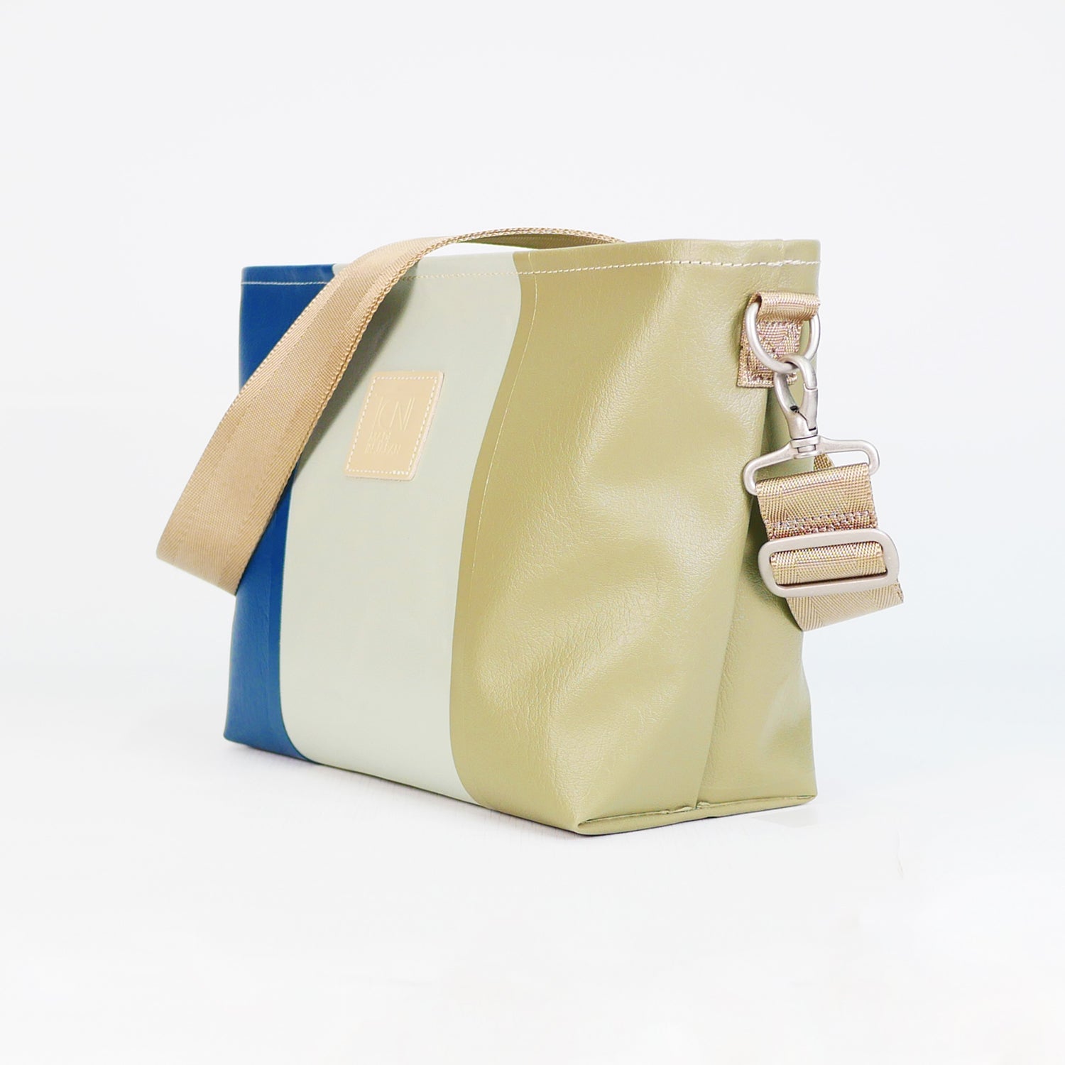 ネイビー、ワサビ色、カーキのPVCコーティングポリエステル製2WAYショルダーバッグ斜め全体像。付属ナイロンベルト幅3.8cm、長さ75〜135cmで調整可能。