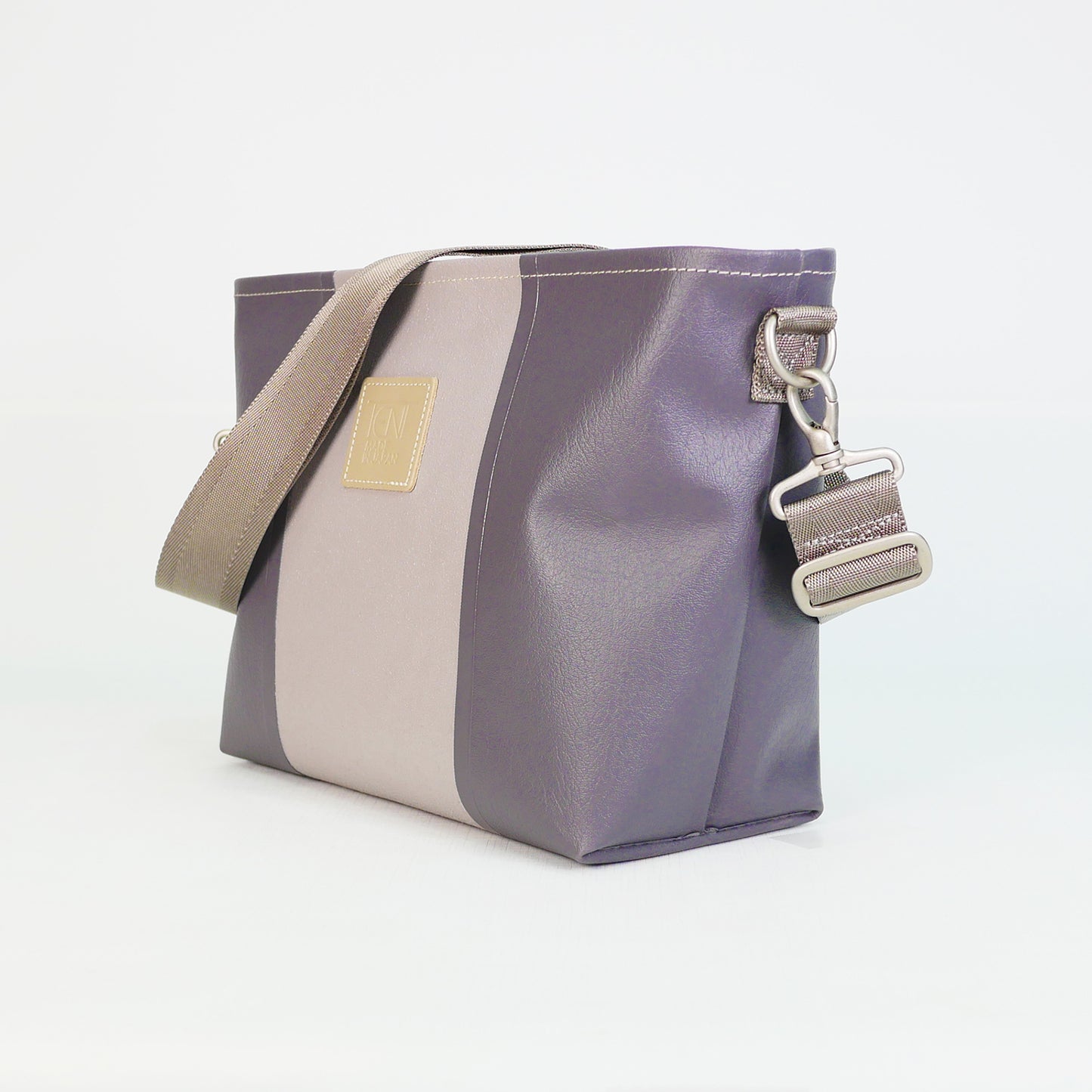 グレーのPVCコーティングポリエステル製2WAYショルダーバッグ斜め全体像。付属ナイロンベルト幅3.8cm、長さ75〜135cmで調整可能。