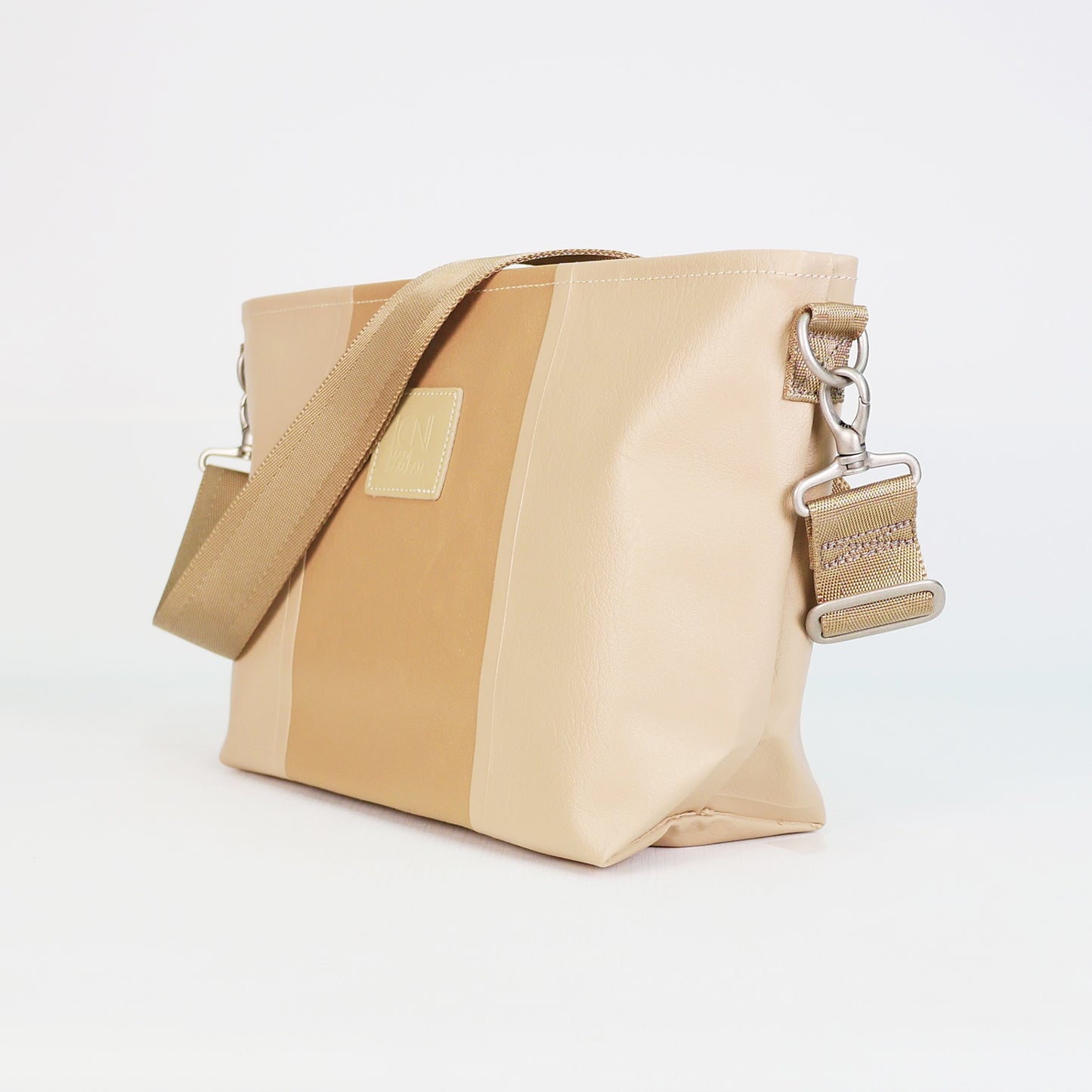 ベージュのPVCコーティングポリエステル製2WAYショルダーバッグ斜め全体像。付属ナイロンベルト幅3.8cm、長さ75〜135cmで調整可能。