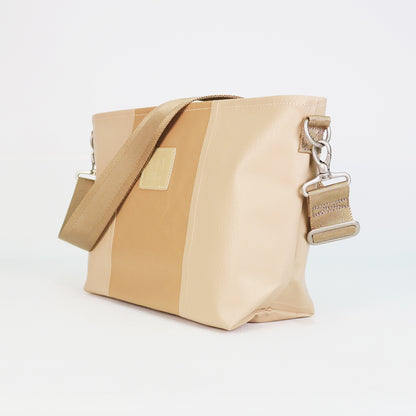 ベージュのPVCコーティングポリエステル製2WAYショルダーバッグ斜め全体像。付属ナイロンベルト幅3.8cm、長さ75〜135cmで調整可能。