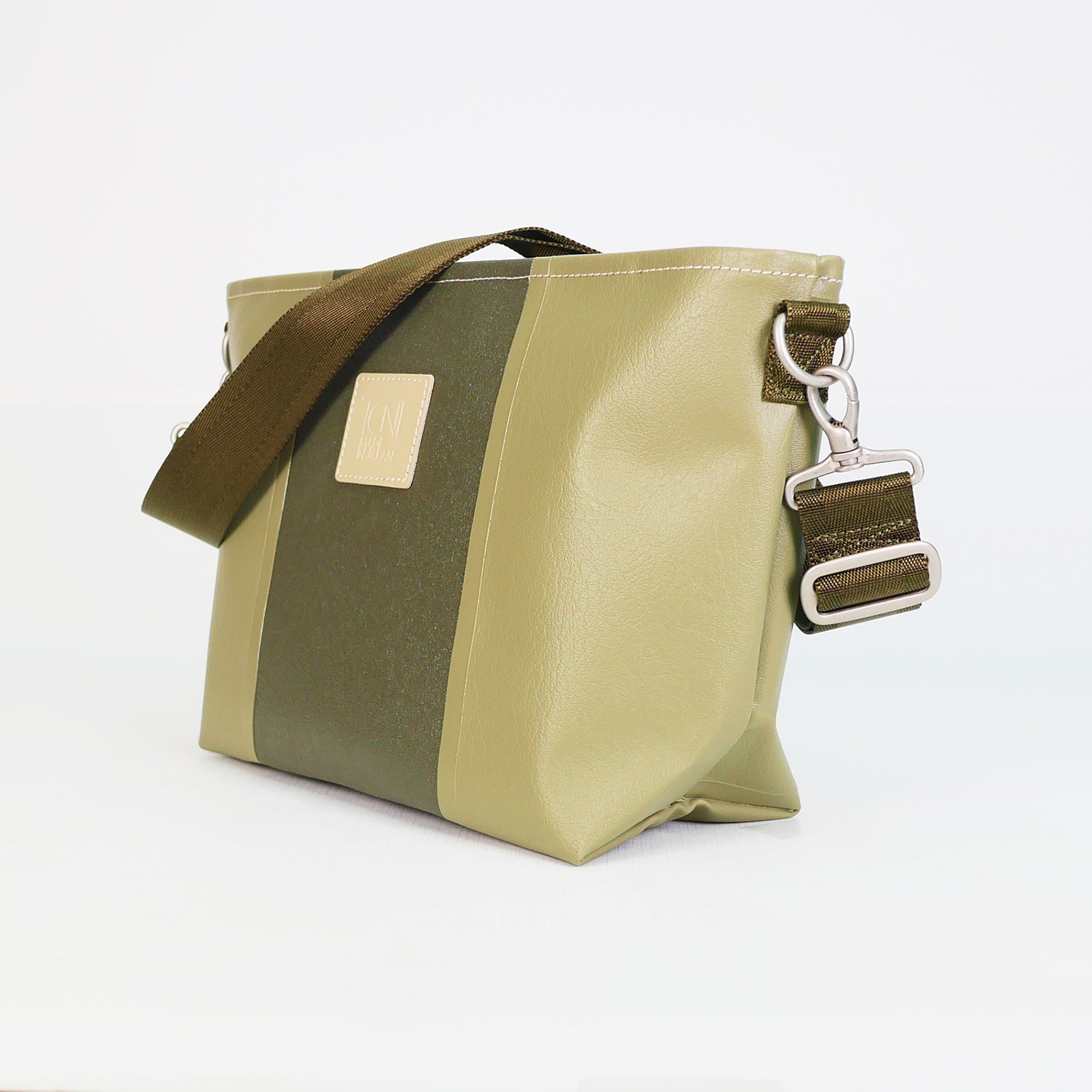 カーキのPVCコーティングポリエステル製2WAYショルダーバッグ斜め全体像。付属ナイロンベルト幅3.8cm、長さ75〜135cmで調整可能。