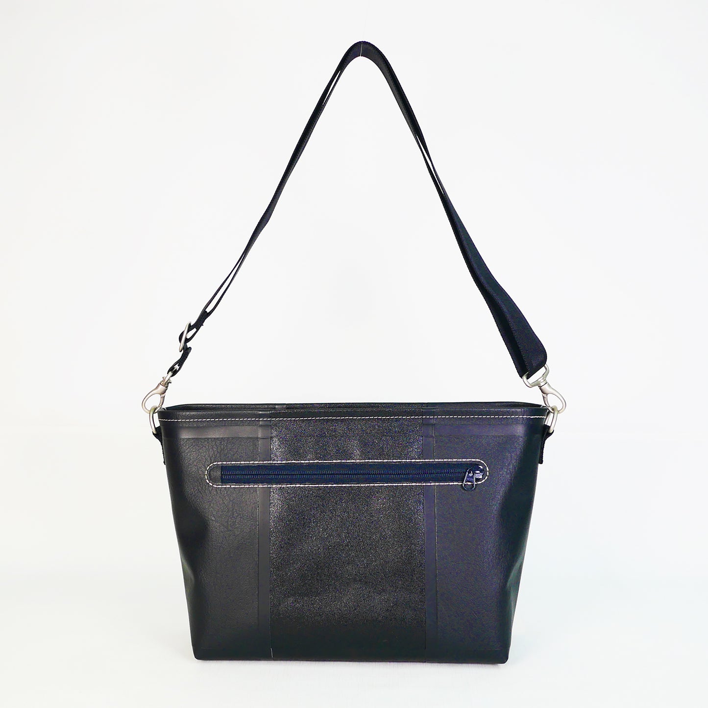 ブラックのPVCコーティングポリエステル製ショルダーバッグ背面。縫製箇所を極力減らした高周波ウェルダー形成による耐水・防水仕様。