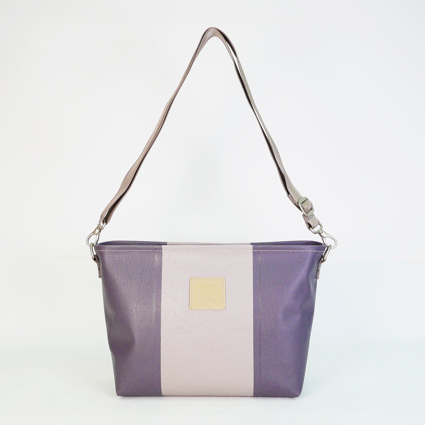 グレーのPVCコーティングポリエステル製ショルダーバッグ正面。上幅35cm×高さ21.5cm×マチ12cm、重さ435g。高周波ウェルダー加工による防水構造、日本製アップサイクル素材を使用。