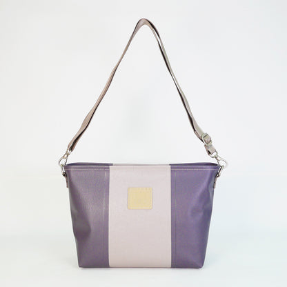 グレーのPVCコーティングポリエステル製ショルダーバッグ正面。上幅35cm×高さ21.5cm×マチ12cm、重さ435g。高周波ウェルダー加工による防水構造、日本製アップサイクル素材を使用。