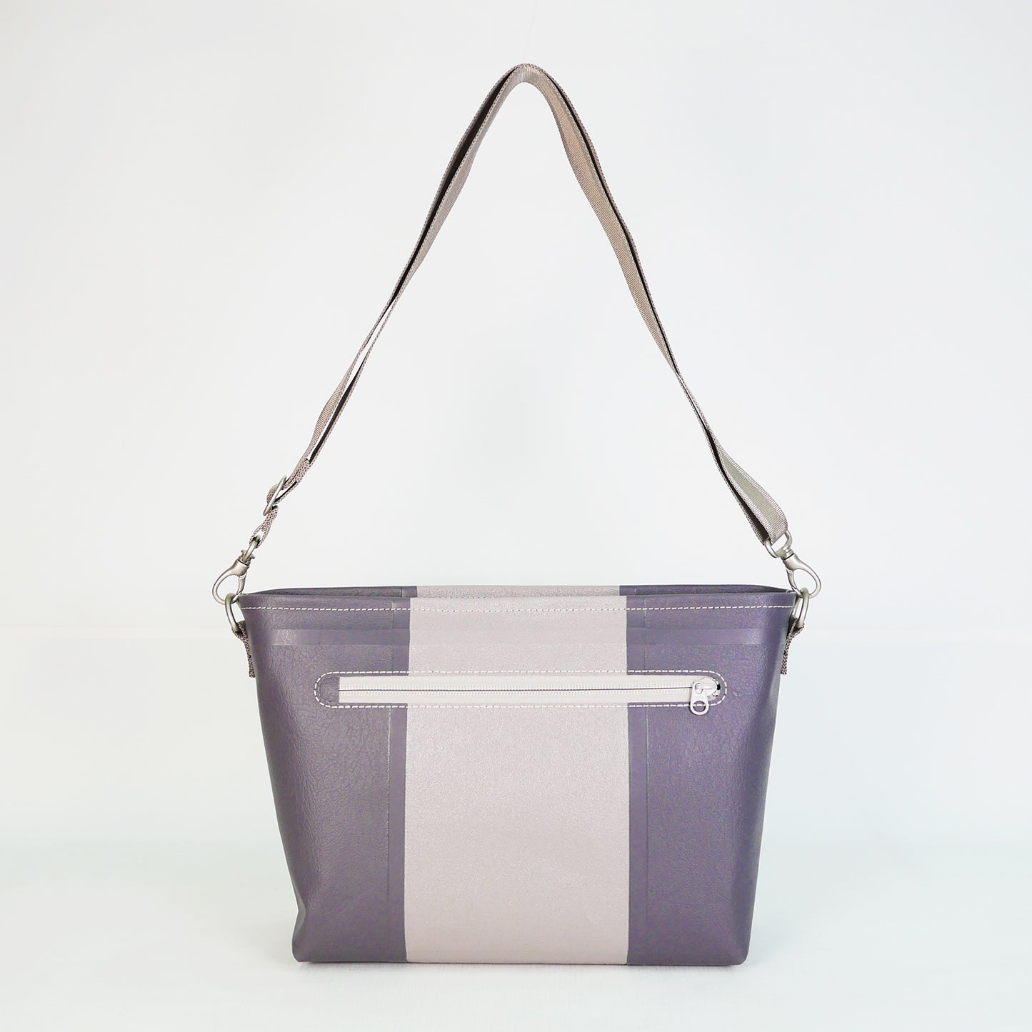 グレーのPVCコーティングポリエステル製ショルダーバッグ背面。縫製箇所を極力減らした高周波ウェルダー形成による耐水・防水仕様。