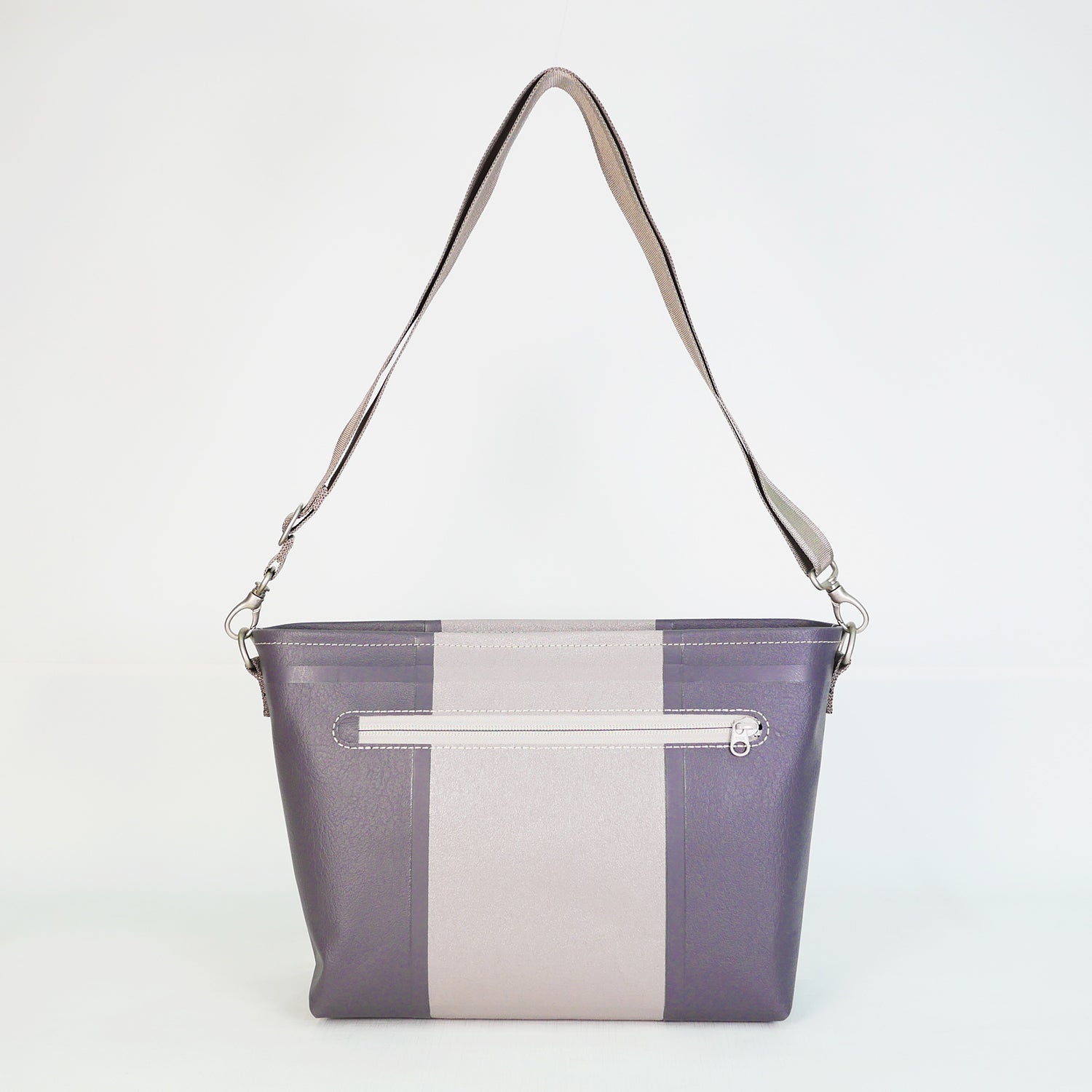 グレーのPVCコーティングポリエステル製ショルダーバッグ背面。縫製箇所を極力減らした高周波ウェルダー形成による耐水・防水仕様。