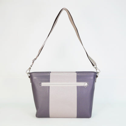 グレーのPVCコーティングポリエステル製ショルダーバッグ背面。縫製箇所を極力減らした高周波ウェルダー形成による耐水・防水仕様。