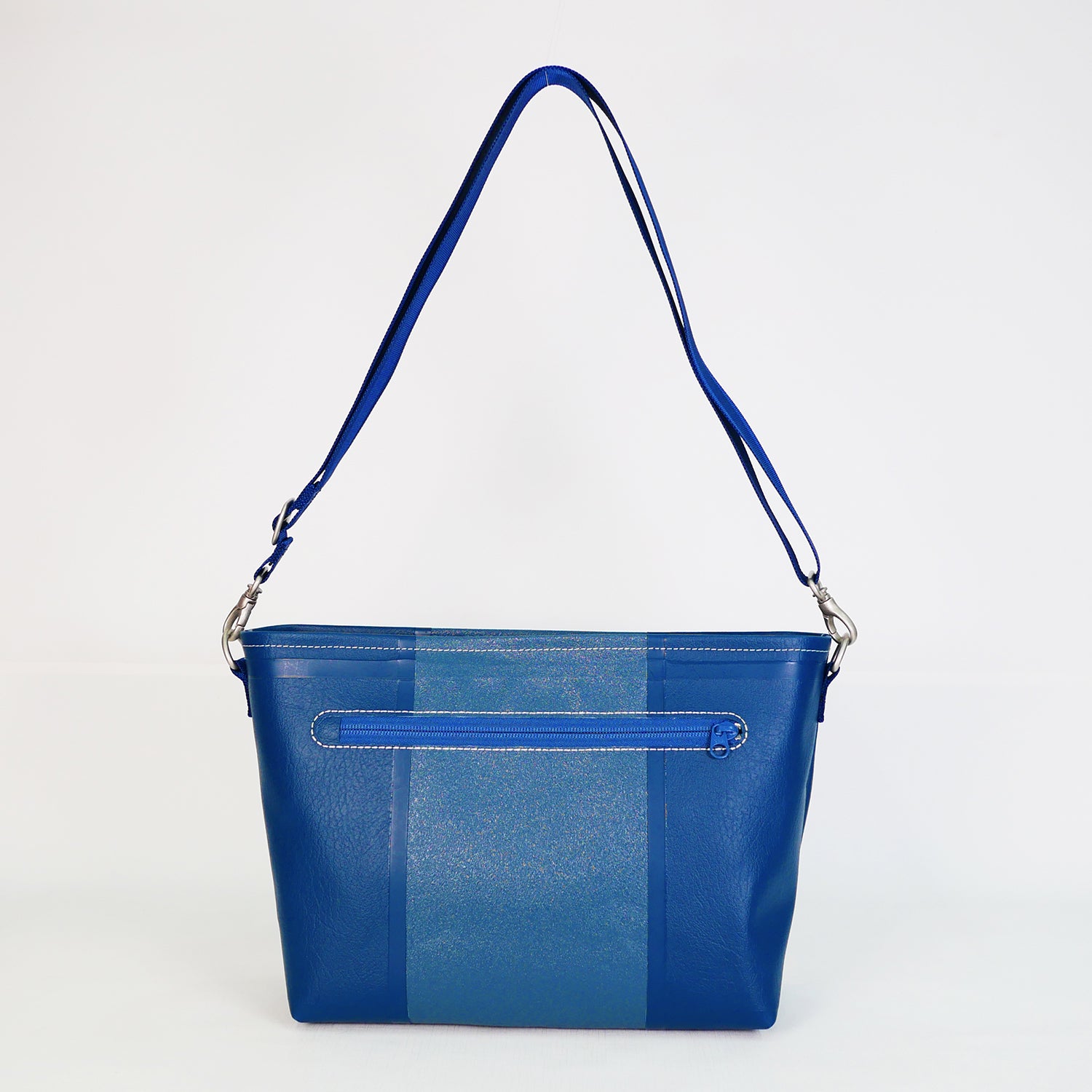 ネイビーのPVCコーティングポリエステル製ショルダーバッグ背面。縫製箇所を極力減らした高周波ウェルダー形成による耐水・防水仕様。