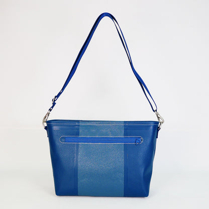 ネイビーのPVCコーティングポリエステル製ショルダーバッグ背面。縫製箇所を極力減らした高周波ウェルダー形成による耐水・防水仕様。