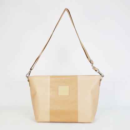 ベージュンのPVCコーティングポリエステル製ショルダーバッグ正面。上幅35cm×高さ21.5cm×マチ12cm、重さ435g。高周波ウェルダー加工による防水構造、日本製アップサイクル素材を使用。