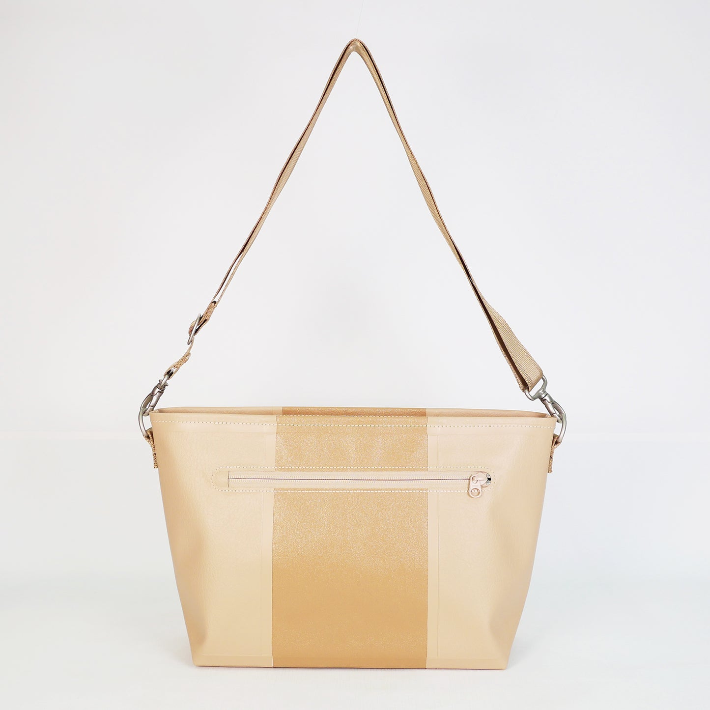 ベージュのPVCコーティングポリエステル製ショルダーバッグ背面。縫製箇所を極力減らした高周波ウェルダー形成による耐水・防水仕様。