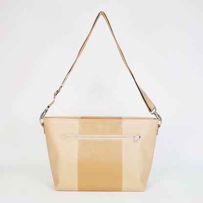 ベージュのPVCコーティングポリエステル製ショルダーバッグ背面。縫製箇所を極力減らした高周波ウェルダー形成による耐水・防水仕様。