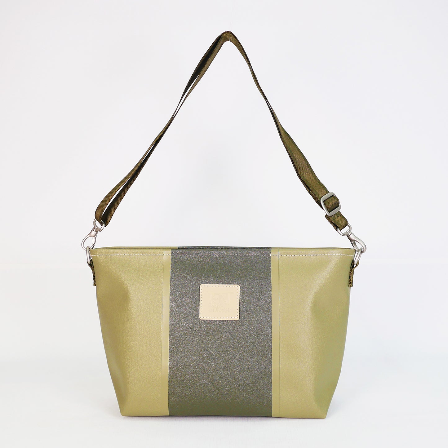 カーキのPVCコーティングポリエステル製ショルダーバッグ正面。上幅35cm×高さ21.5cm×マチ12cm、重さ435g。高周波ウェルダー加工による防水構造、日本製アップサイクル素材を使用。