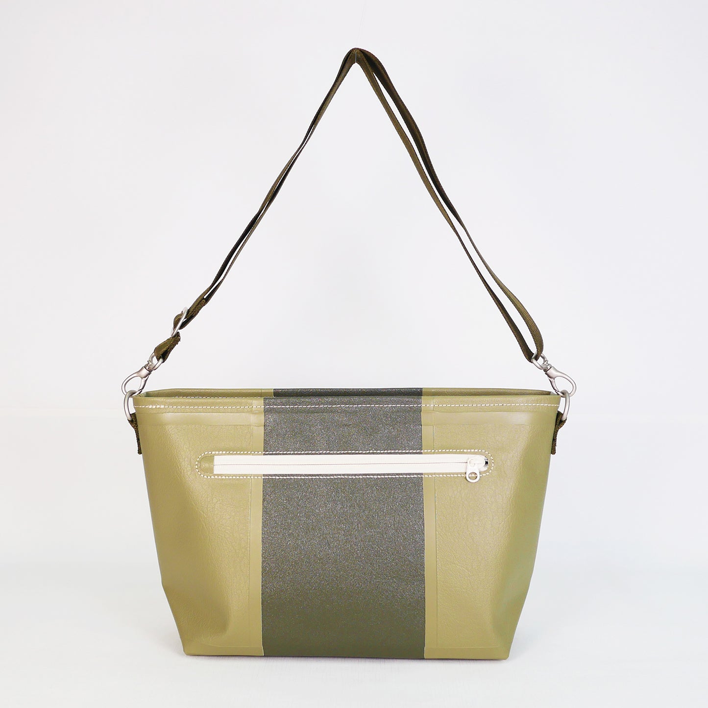 カーキのPVCコーティングポリエステル製ショルダーバッグ背面。縫製箇所を極力減らした高周波ウェルダー形成による耐水・防水仕様。