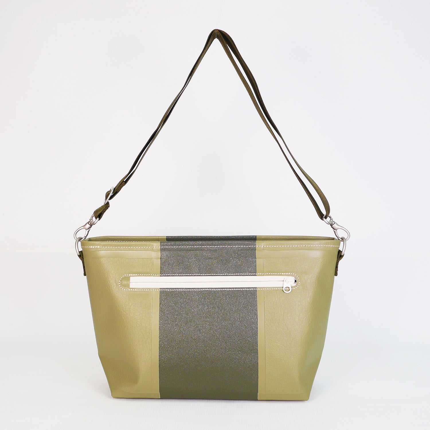 カーキのPVCコーティングポリエステル製ショルダーバッグ背面。縫製箇所を極力減らした高周波ウェルダー形成による耐水・防水仕様。