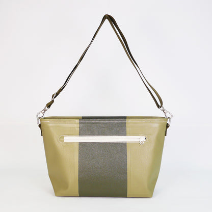 カーキのPVCコーティングポリエステル製ショルダーバッグ背面。縫製箇所を極力減らした高周波ウェルダー形成による耐水・防水仕様。