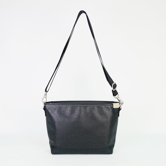 ブラックのショルダーバッグ「ハイジ（HEIDI）」正面。上幅28.5cm×高さ18.5cm×マチ9cm、重さ320g。PVCコーティングポリエステル製、日本製アップサイクル素材を含む。