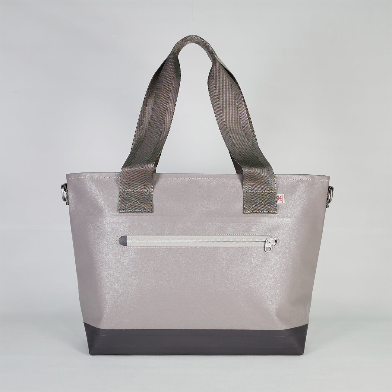 【KEVIN】グレー2WAYトートバッグ背面。国産PVCコーティングポリエステル素材を使用した防水性・耐久性のある生地