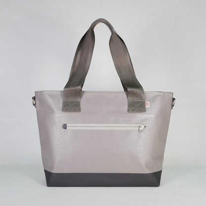 【KEVIN】グレー2WAYトートバッグ背面。国産PVCコーティングポリエステル素材を使用した防水性・耐久性のある生地