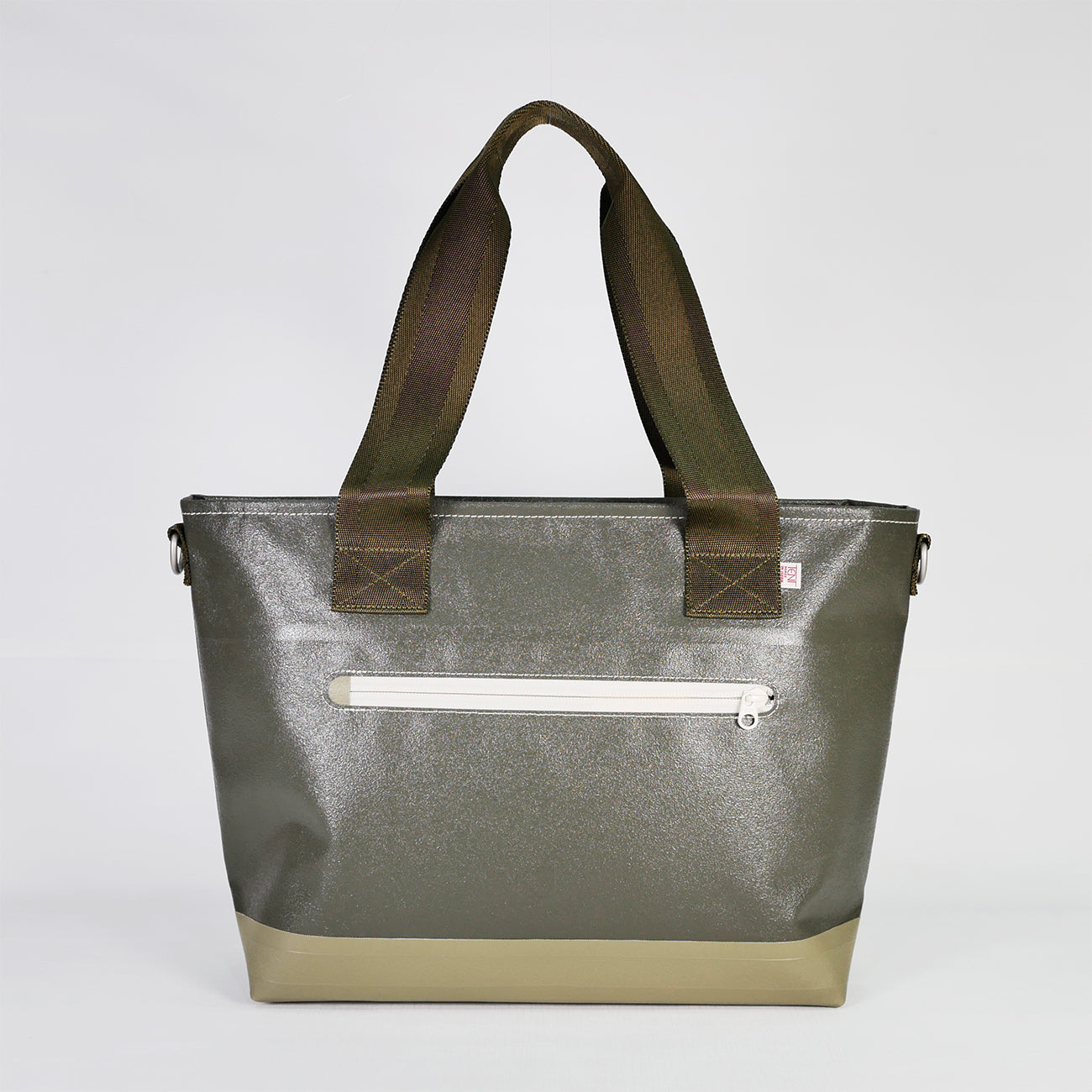 【KEVIN】カーキ2WAYトートバッグ背面。国産PVCコーティングポリエステル素材を使用した防水性・耐久性のある生地