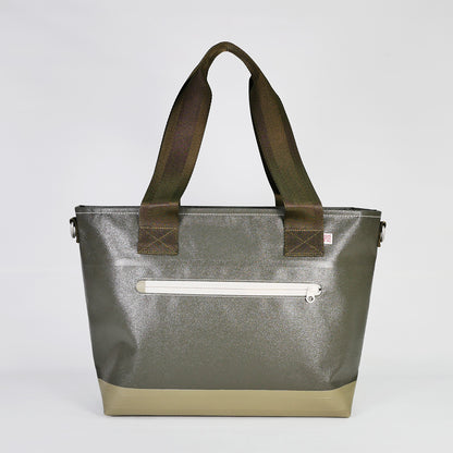 【KEVIN】カーキ2WAYトートバッグ背面。国産PVCコーティングポリエステル素材を使用した防水性・耐久性のある生地