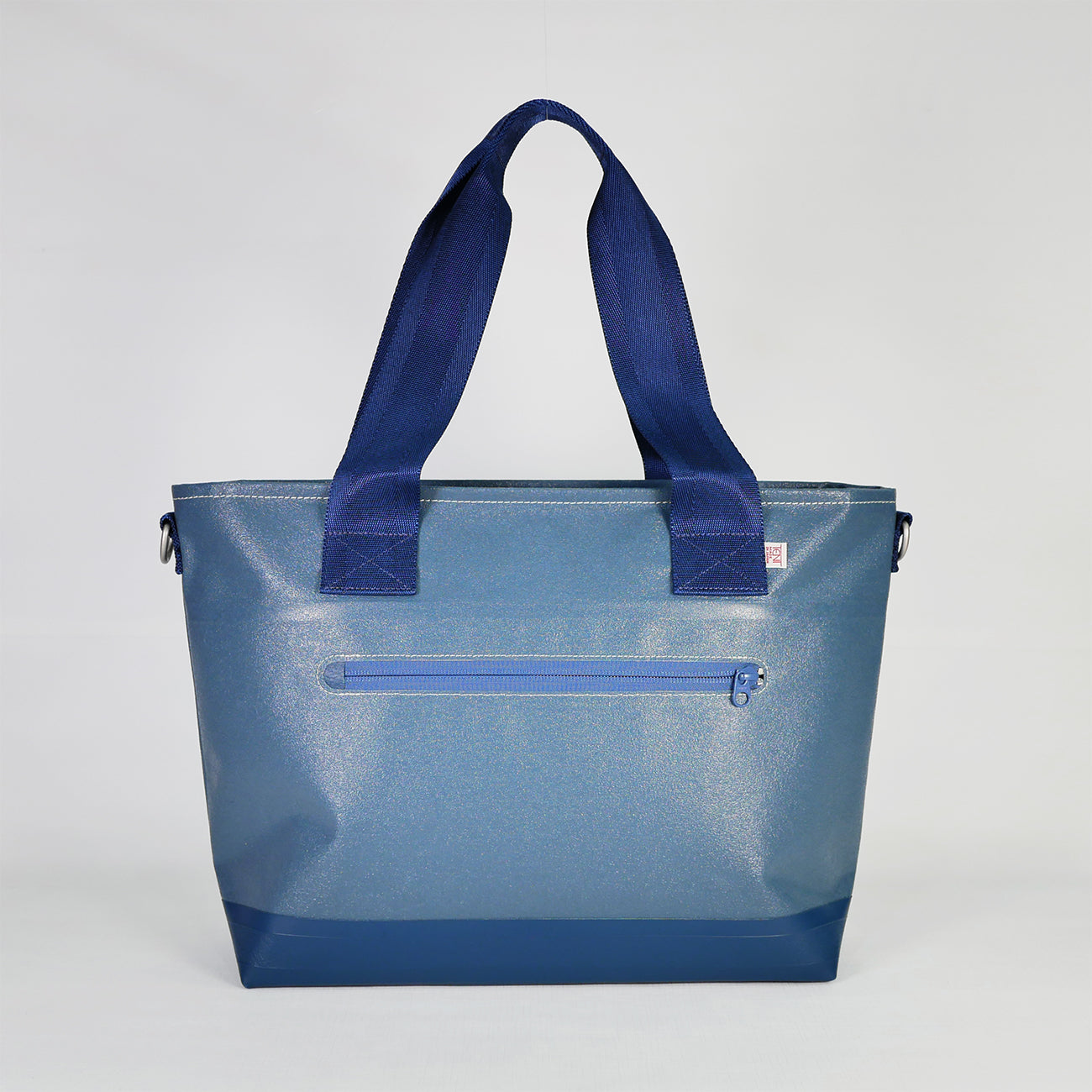 【KEVIN】ネイビー2WAYトートバッグ背面。国産PVCコーティングポリエステル素材を使用した防水性・耐久性のある生地