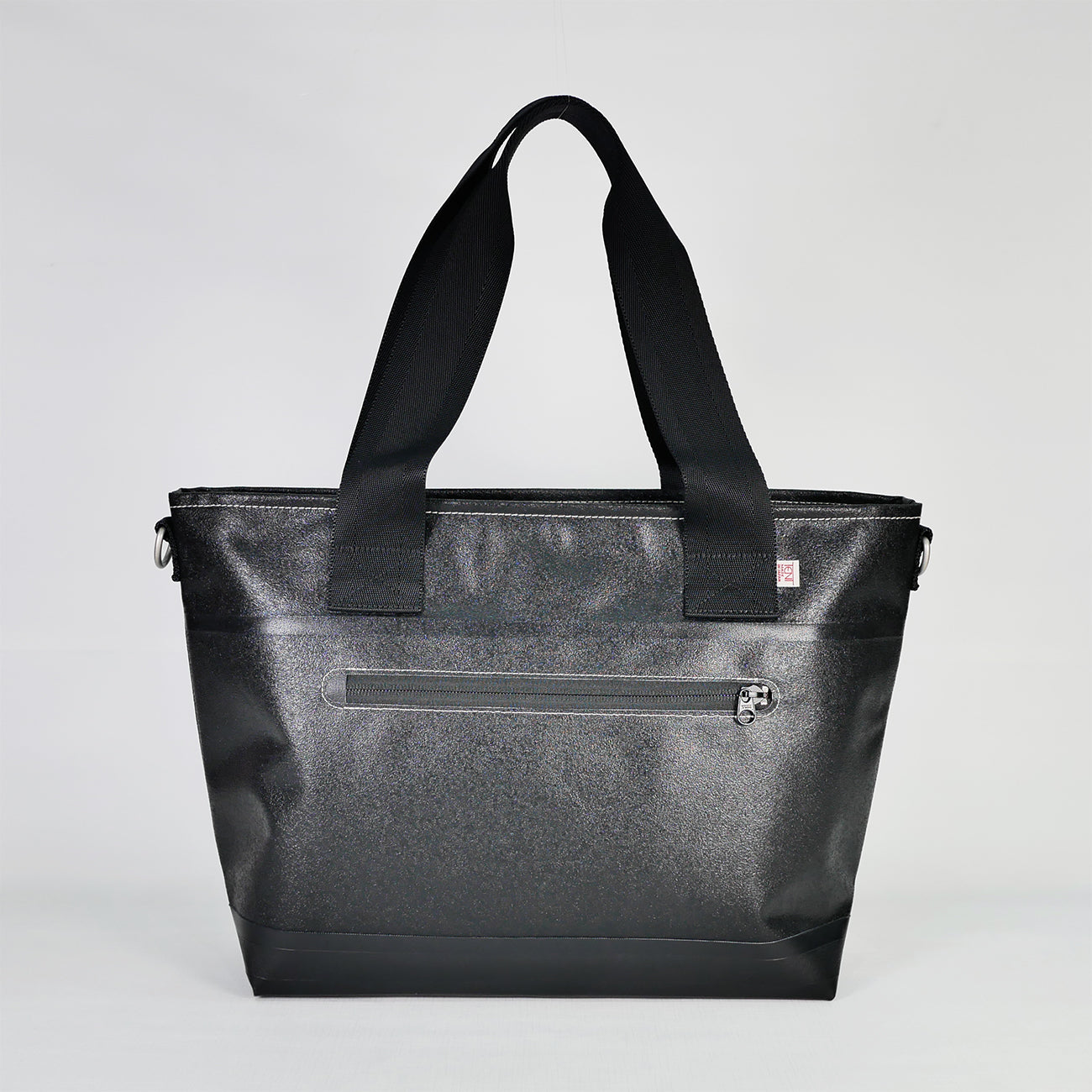 【KEVIN】ブラック2WAYトートバッグ背面。国産PVCコーティングポリエステル素材を使用した防水性・耐久性のある生地