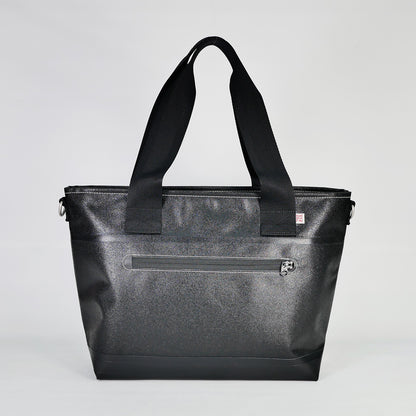 【KEVIN】ブラック2WAYトートバッグ背面。国産PVCコーティングポリエステル素材を使用した防水性・耐久性のある生地