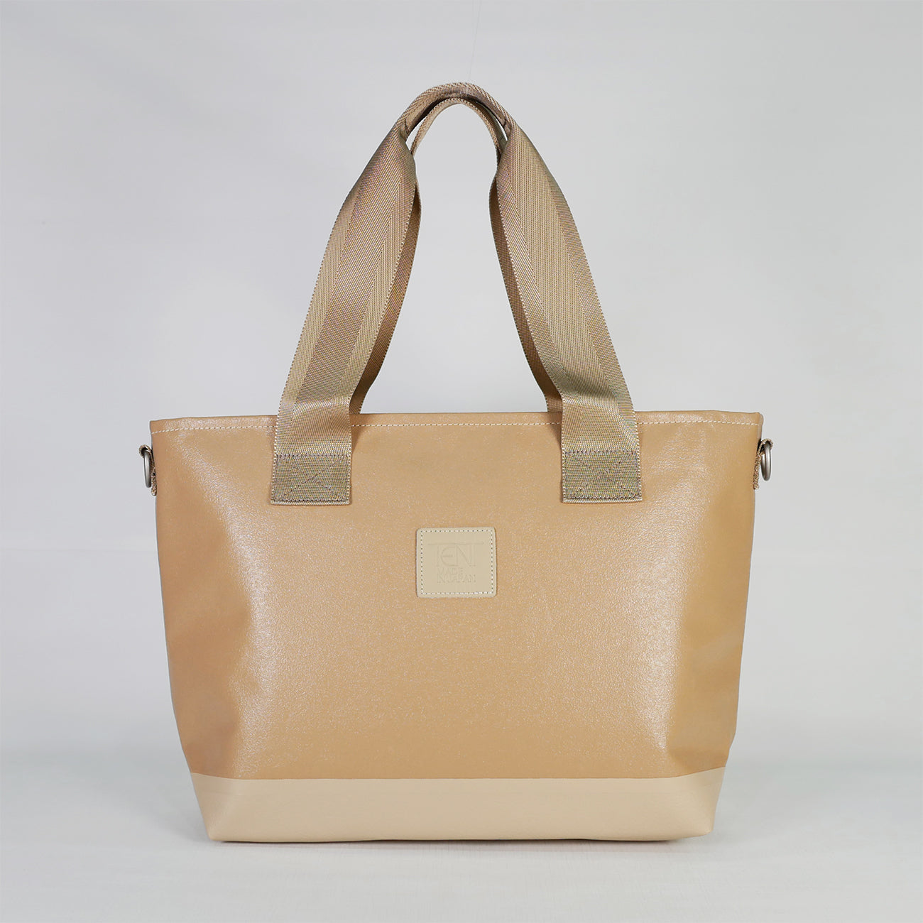 【KEVIN】PVCコーティングポリエステル製トートバッグの正面。上幅42cm×下幅32cm×高さ28.5cm×マチ12cm、重量455g
【KEVIN】ベージュ（BEIGE）カラーのPVCコーティングポリエステルトートバッグ