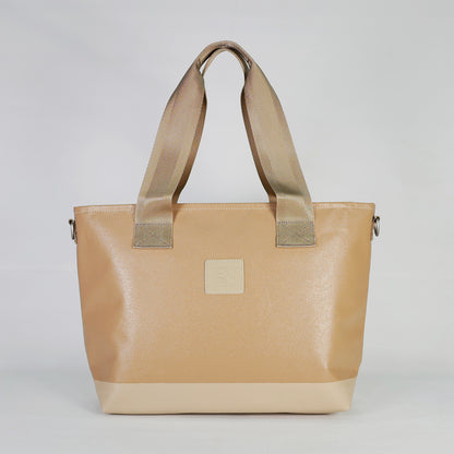 【KEVIN】PVCコーティングポリエステル製トートバッグの正面。上幅42cm×下幅32cm×高さ28.5cm×マチ12cm、重量455g
【KEVIN】ベージュ（BEIGE）カラーのPVCコーティングポリエステルトートバッグ