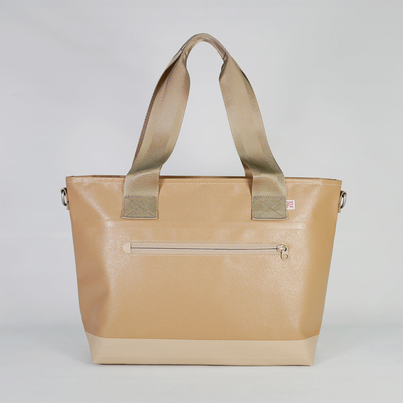 【KEVIN】ベージュ2WAYトートバッグ背面。国産PVCコーティングポリエステル素材を使用した防水性・耐久性のある生地